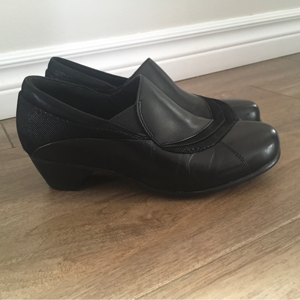 Aravon black shoes